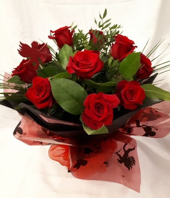 12 Roses and foliage, black box Aquapak