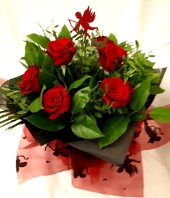 6 Roses and foliage, black box Aquapak